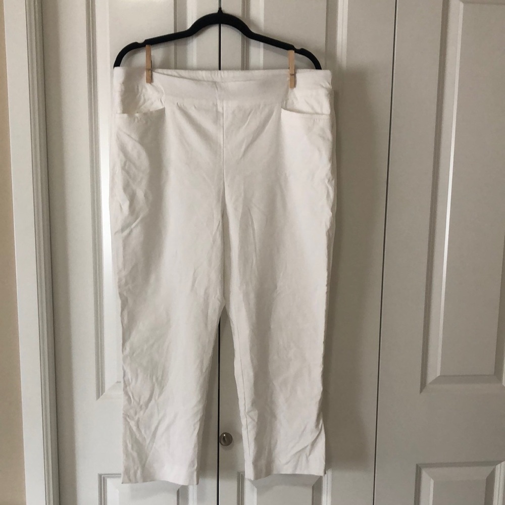 Chico's White Capris Tailored Lightweight Summer Pants